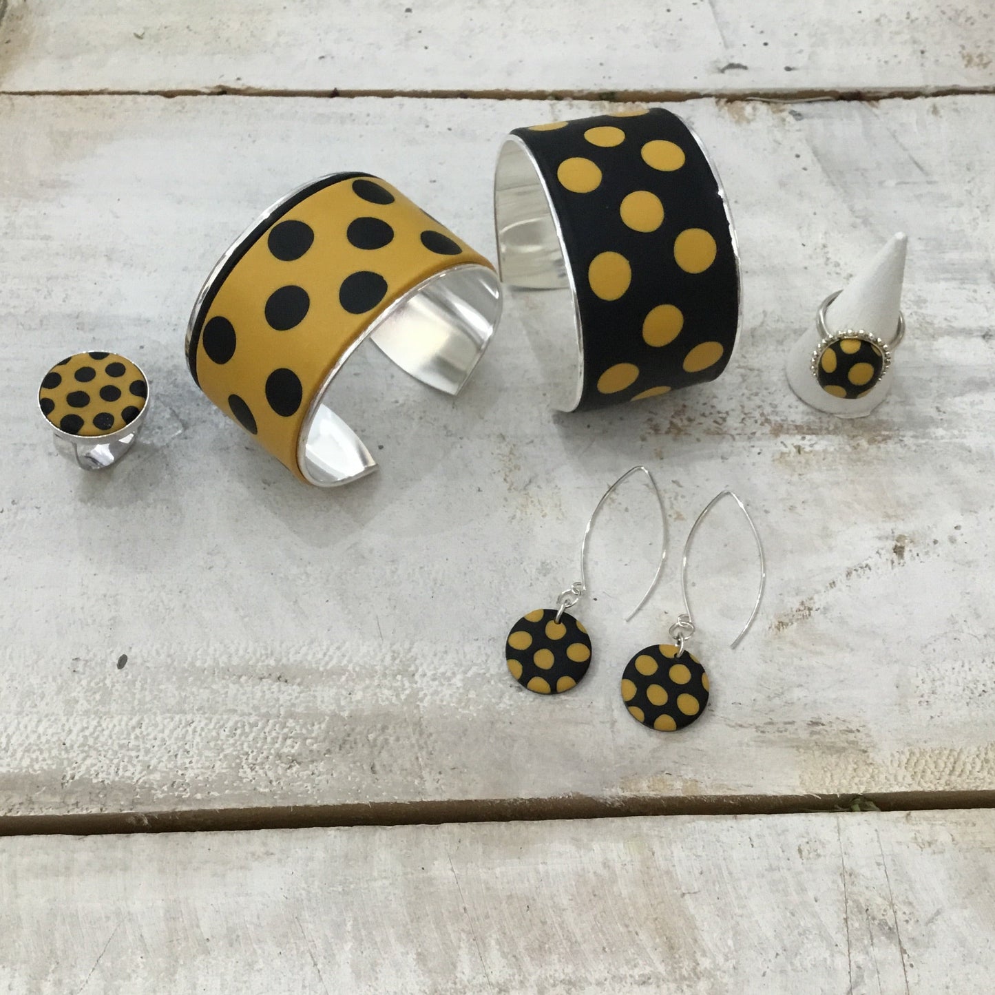Anillo ajustable redondo de 22 mm con lunares en mostaza y negro de Stephanie Fraselle - Diseño de joyería artesanal