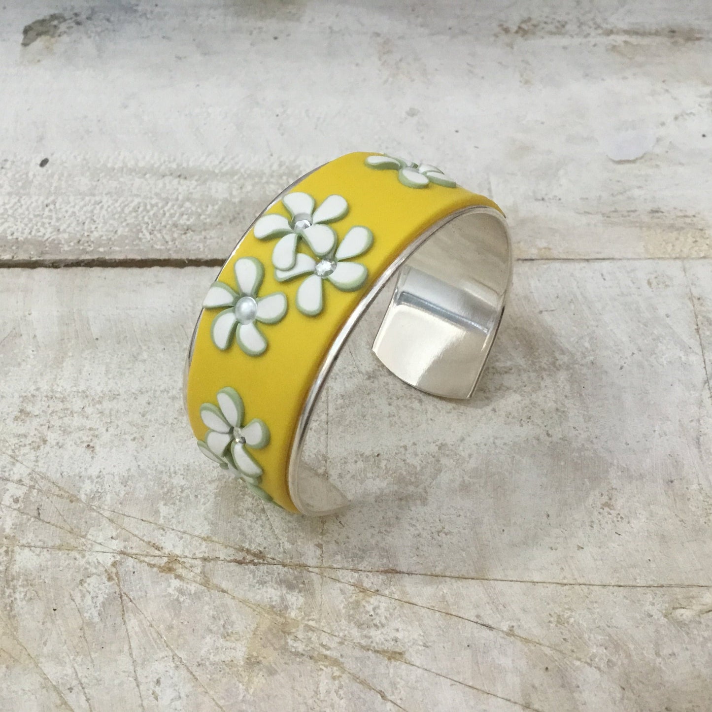 Pulsera brazalete maravillosa y floreciente ¨Flower Chain¨ de 23 mm de Stephanie Fraselle, diseño de joyería artesanal