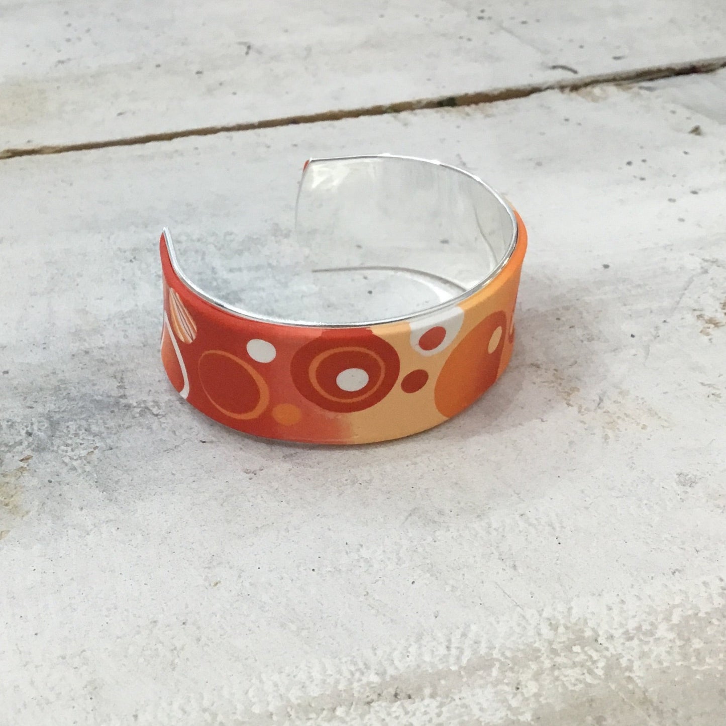 Brazalete brazalete naranja “Universo” de Stephanie Fraselle - Diseño de joyería artesanal