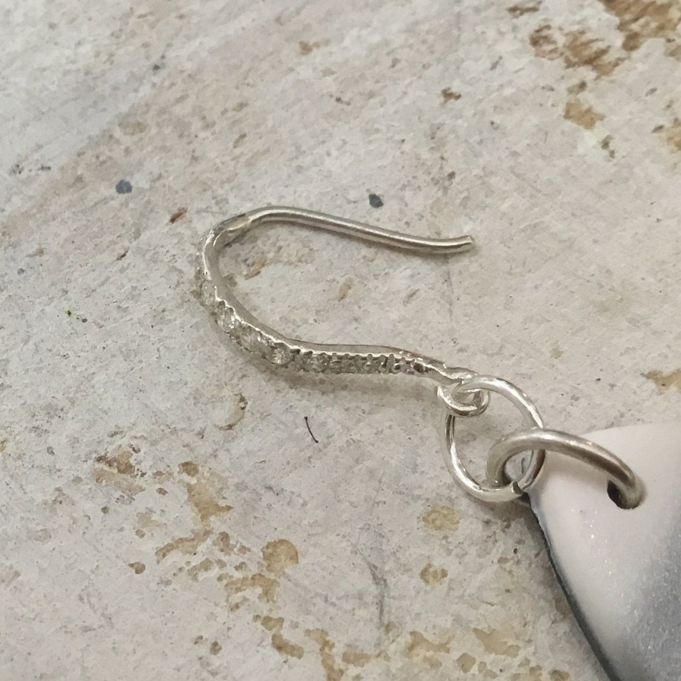 Combinaciones de “minimalismo gris y blanco” Pendientes colgantes no idénticos hechos a mano de PLATA DE LEY 925 - por Stephanie Fraselle - Diseño de joyería artesanal