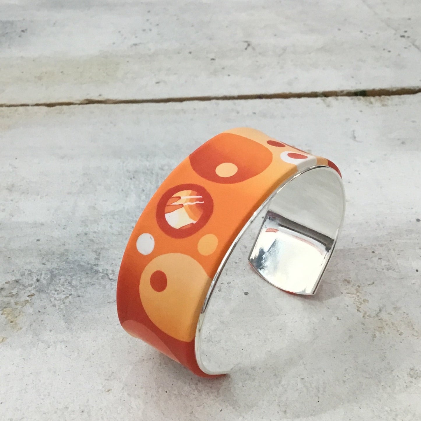 Brazalete brazalete naranja “Universo” de Stephanie Fraselle - Diseño de joyería artesanal