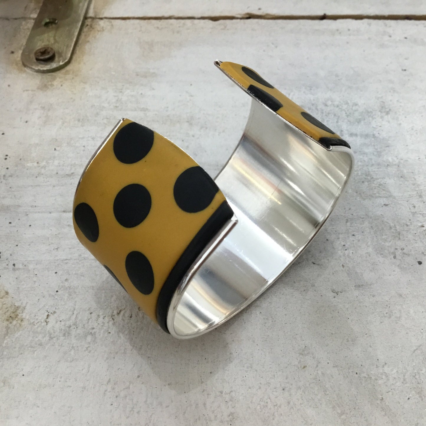 Brazalete tipo brazalete con lunares en mostaza y negro de Stephanie Fraselle - Diseño de joyería artesanal