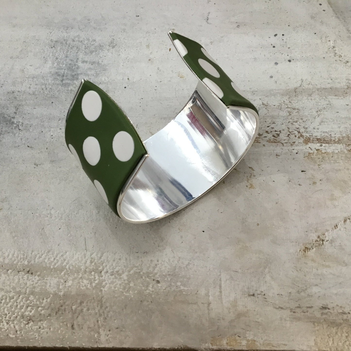 Brazalete tipo brazalete con lunares en blanco y verde oliva de Stephanie Fraselle - Diseño de joyería artesanal