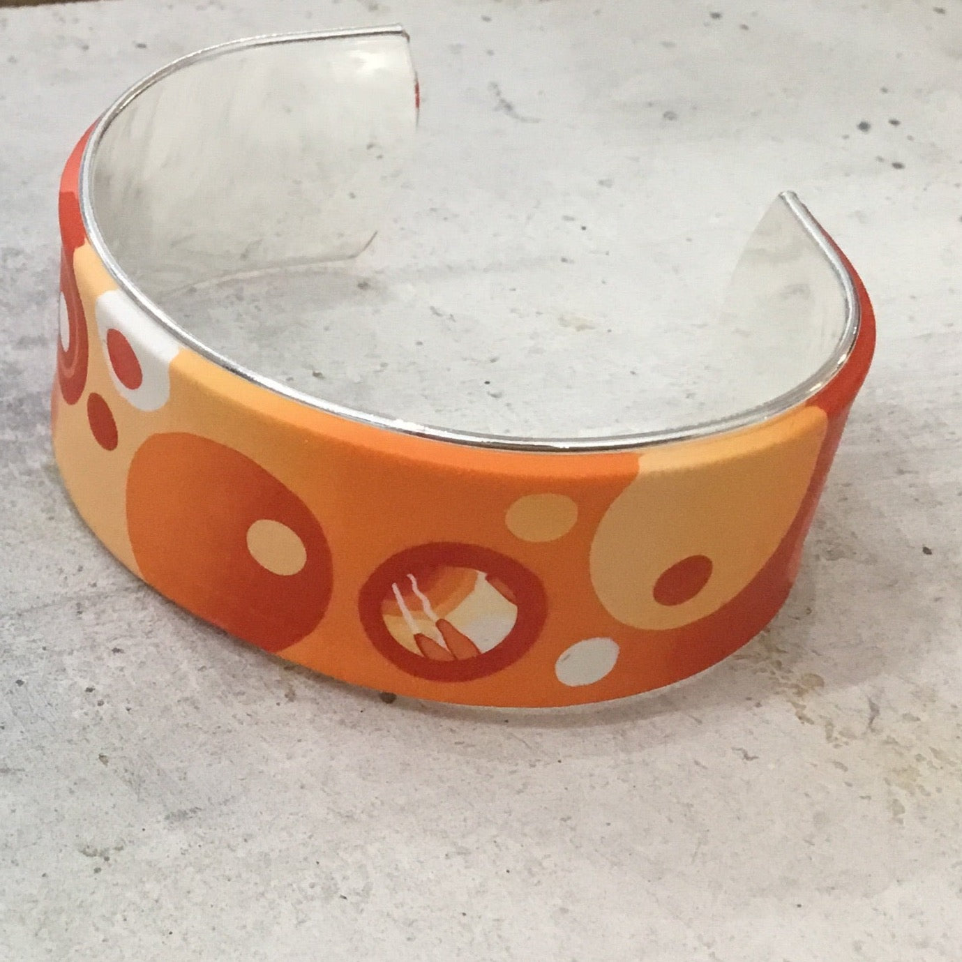 Brazalete brazalete naranja “Universo” de Stephanie Fraselle - Diseño de joyería artesanal
