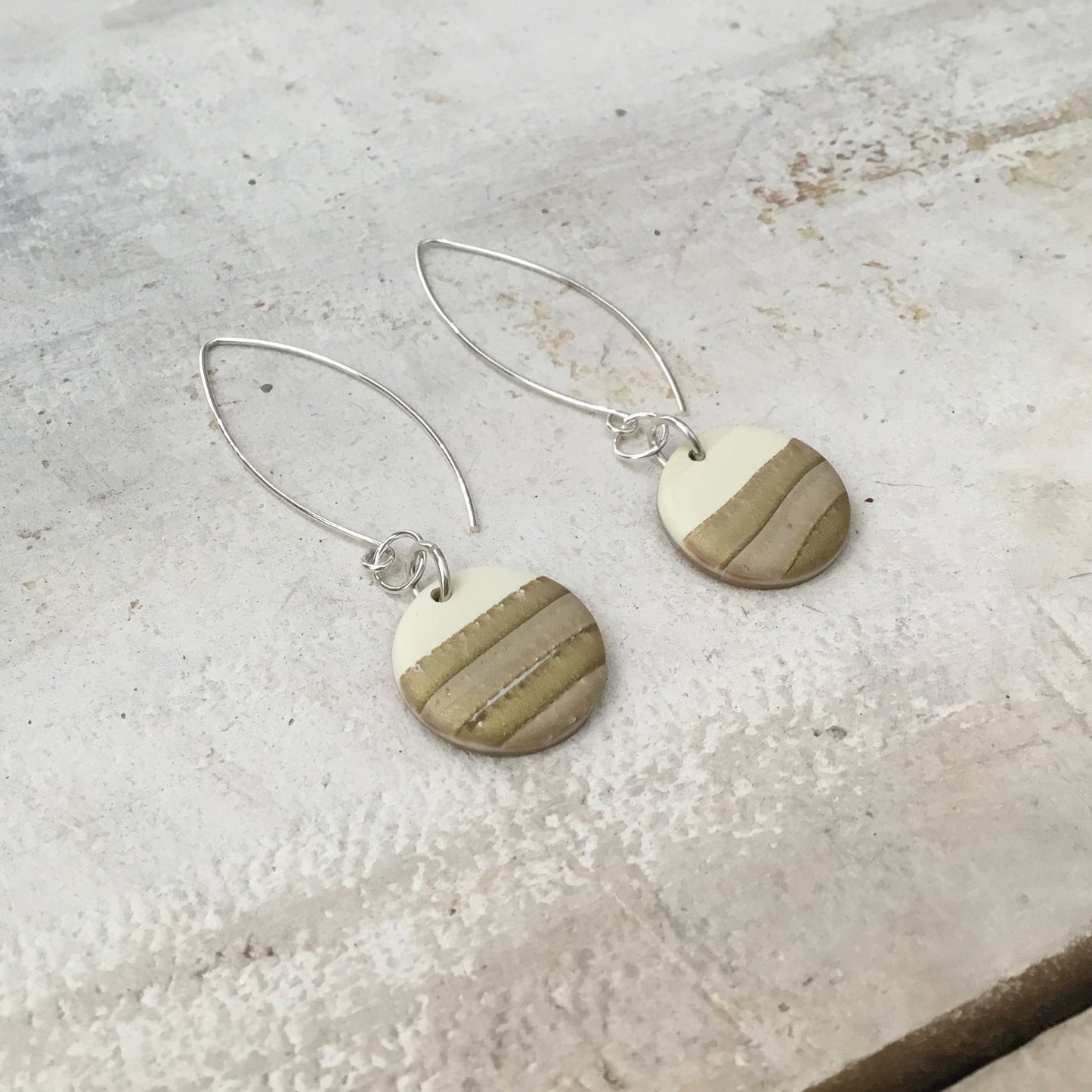 Pendientes colgantes hechos a mano de PLATA DE LEY 925 “dorada” de Stephanie Fraselle - Diseño de joyería artesanal