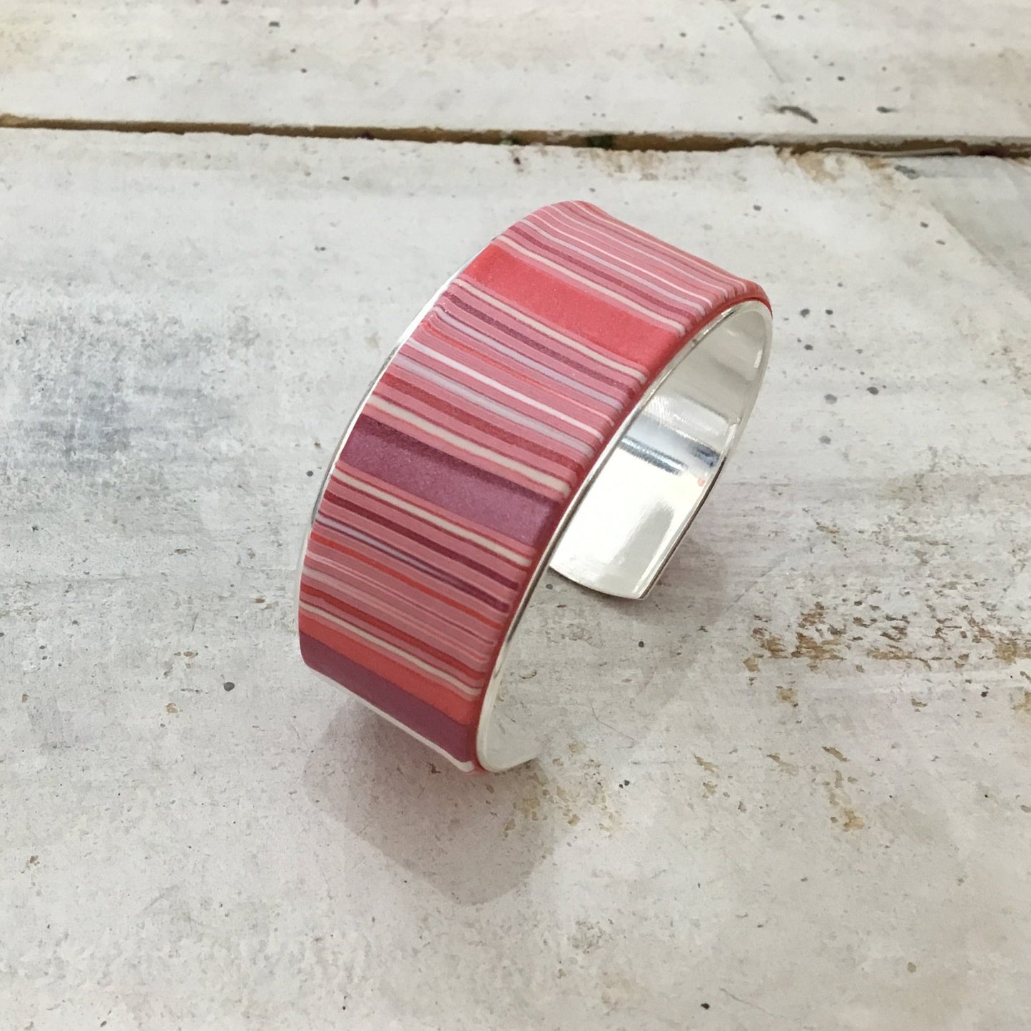 Brazalete tipo brazalete “Rosa ruborizado y coral” de Stephanie Fraselle - Diseño de joyería artesanal