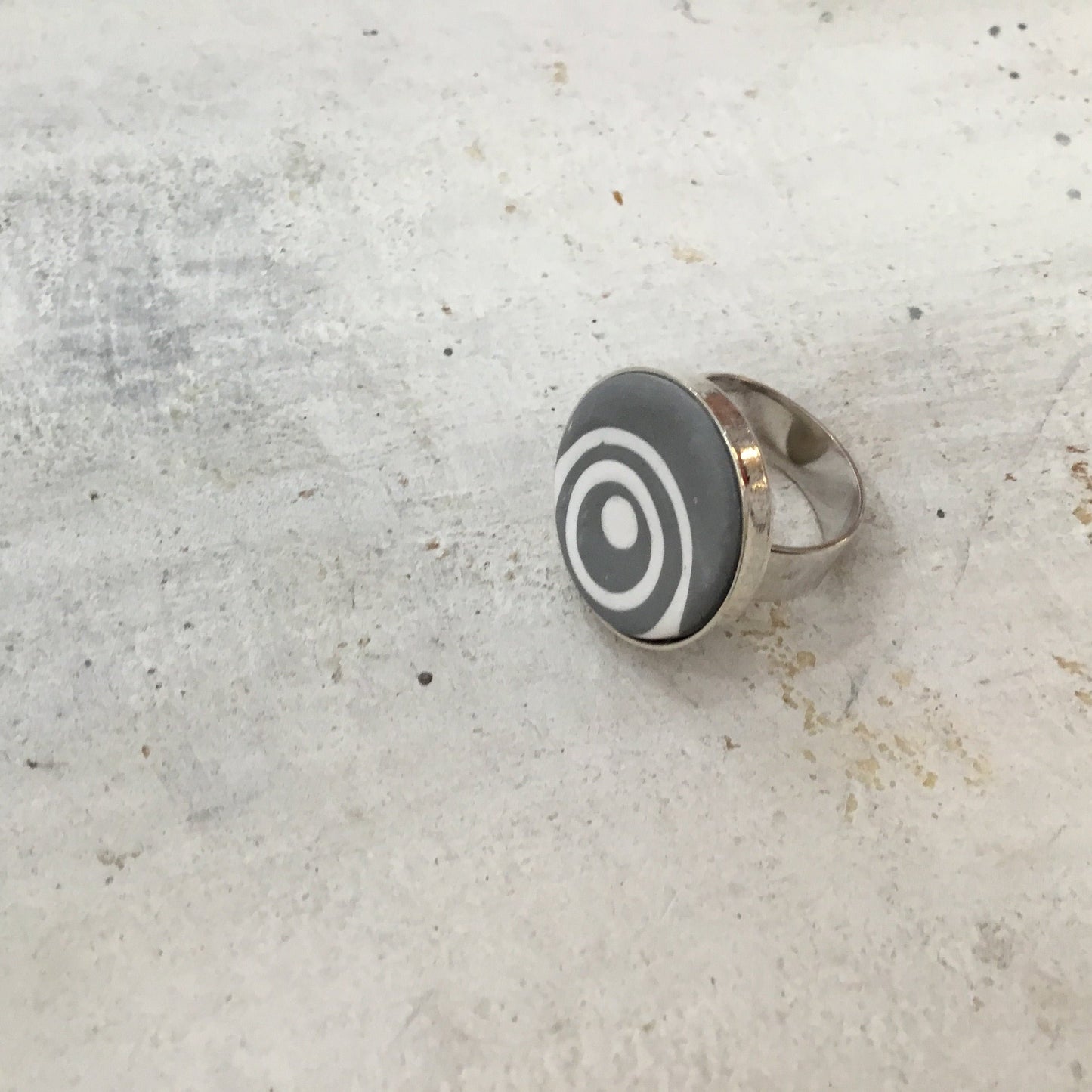 Anillo ajustable “Universe” en gris y blanco de Stephanie Fraselle - Diseño de joyería artesanal
