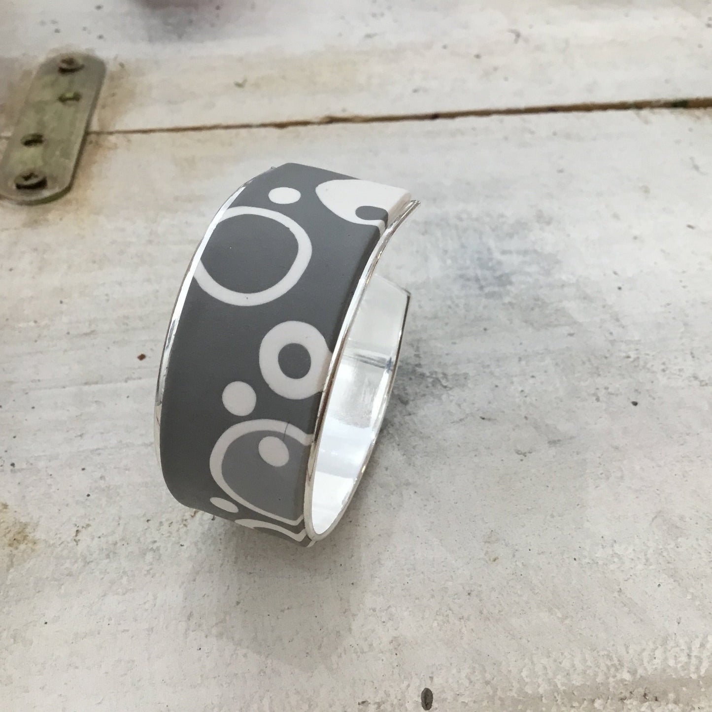 Brazalete brazalete “Universe” en gris y blanco de Stephanie Fraselle - Diseño de joyería artesanal