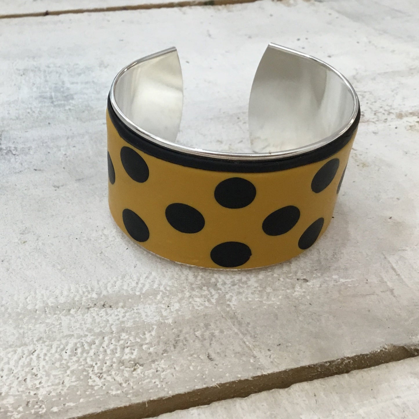 Brazalete tipo brazalete con lunares en mostaza y negro de Stephanie Fraselle - Diseño de joyería artesanal
