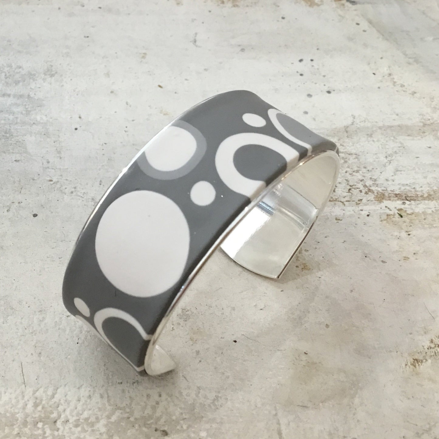 Brazalete brazalete “Universe” en gris y blanco de Stephanie Fraselle - Diseño de joyería artesanal