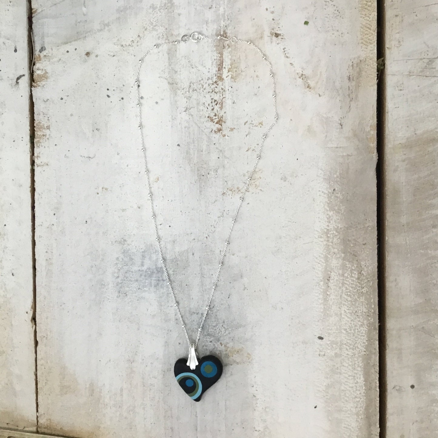 Carolina “Universe” – mini corazón hecho a mano por Stephanie Fraselle – Diseño de joyería artesanal