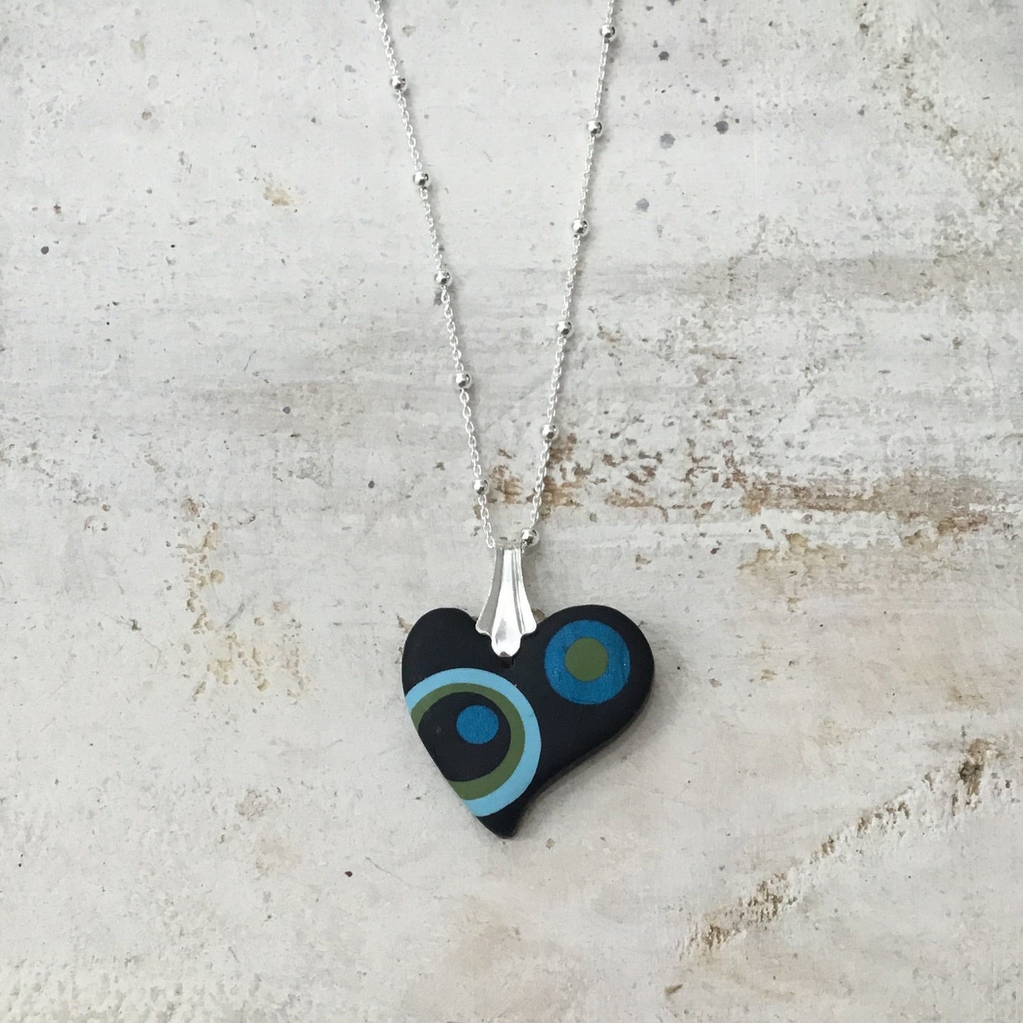Carolina “Universe” – mini corazón hecho a mano por Stephanie Fraselle – Diseño de joyería artesanal