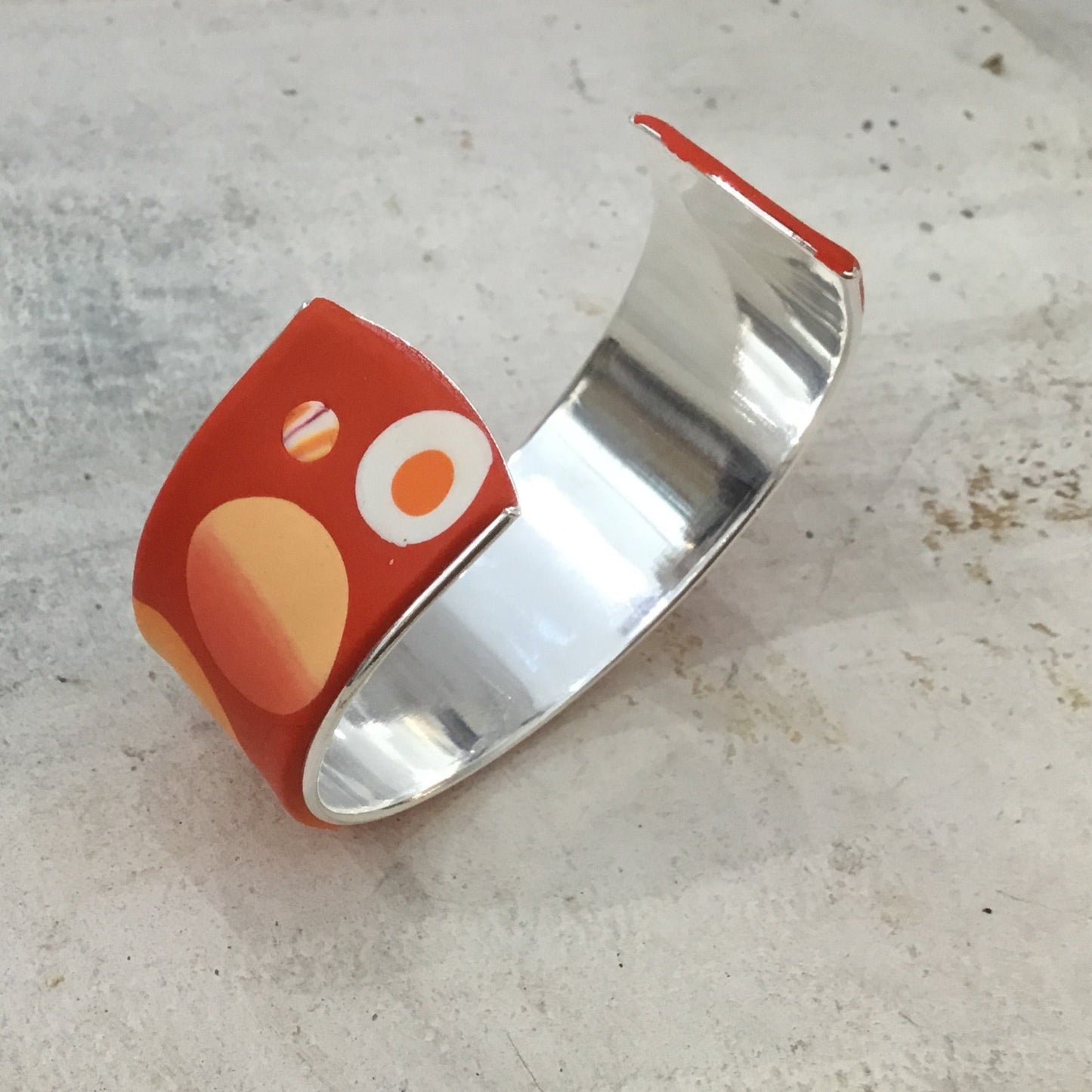 Brazalete brazalete naranja “Universo” de Stephanie Fraselle - Diseño de joyería artesanal