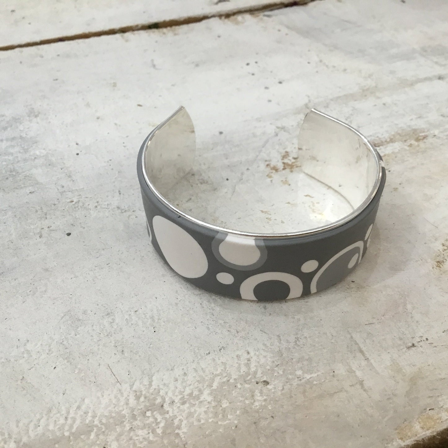 Brazalete brazalete “Universe” en gris y blanco de Stephanie Fraselle - Diseño de joyería artesanal