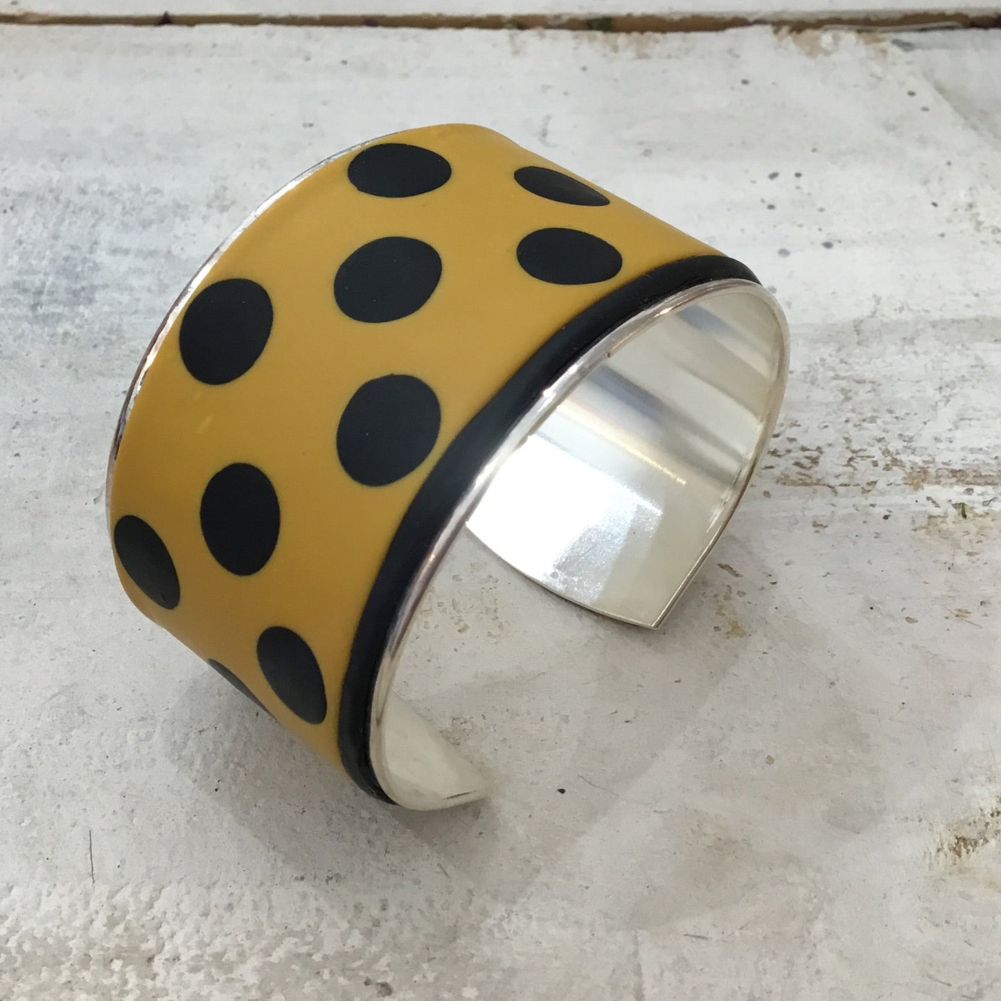 Brazalete tipo brazalete con lunares en mostaza y negro de Stephanie Fraselle - Diseño de joyería artesanal