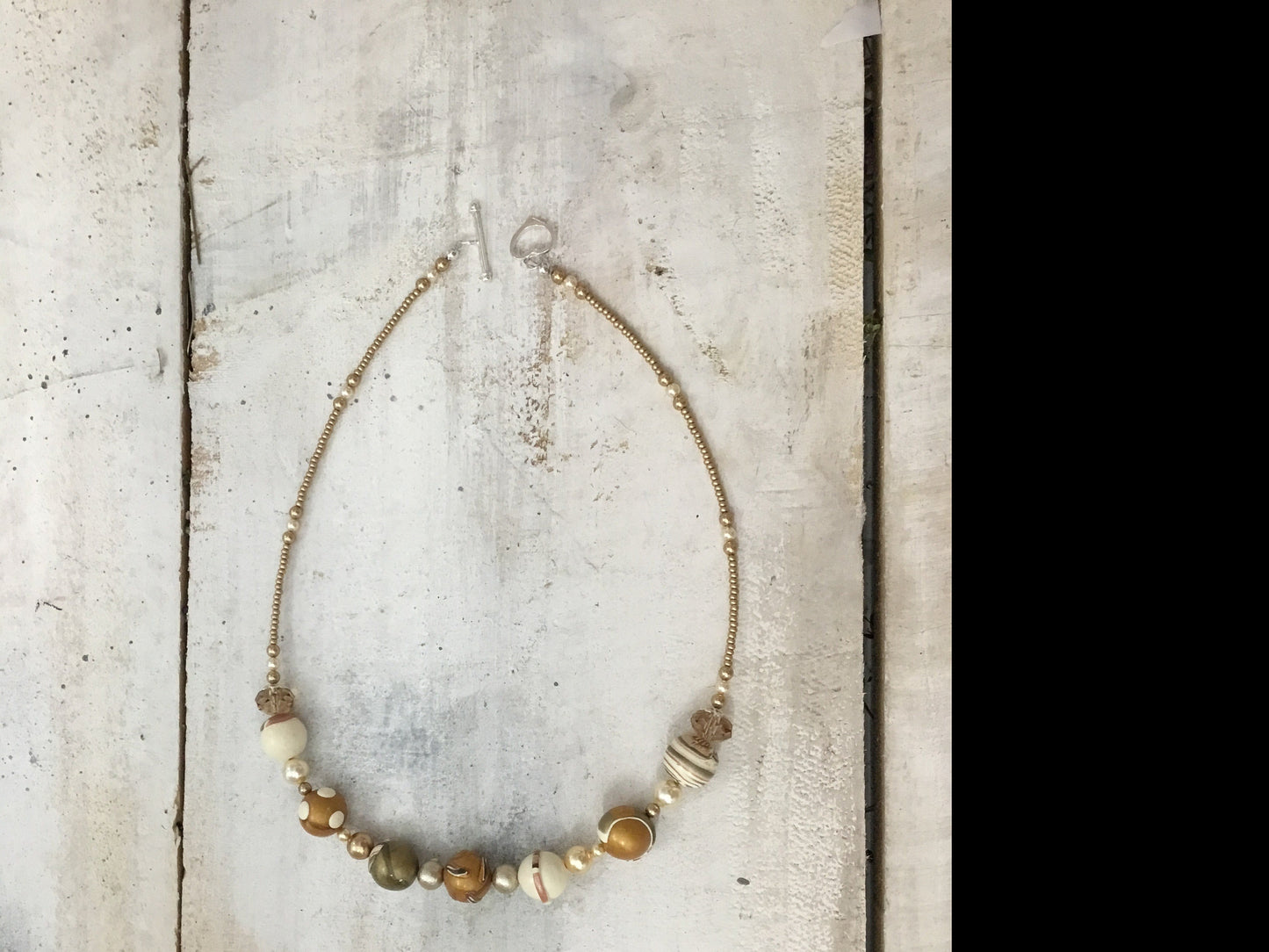 Collar Emperatriz con cuentas doradas de Stephanie Fraselle - Diseño de joyería artesanal