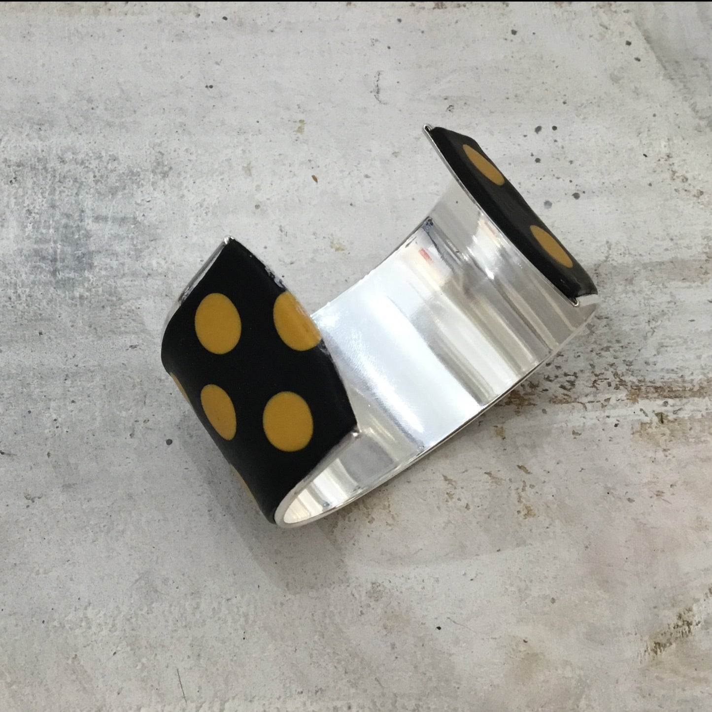 Brazalete tipo brazalete con lunares en negro y amarillo mostaza de Stephanie Fraselle - Diseño de joyería artesanal