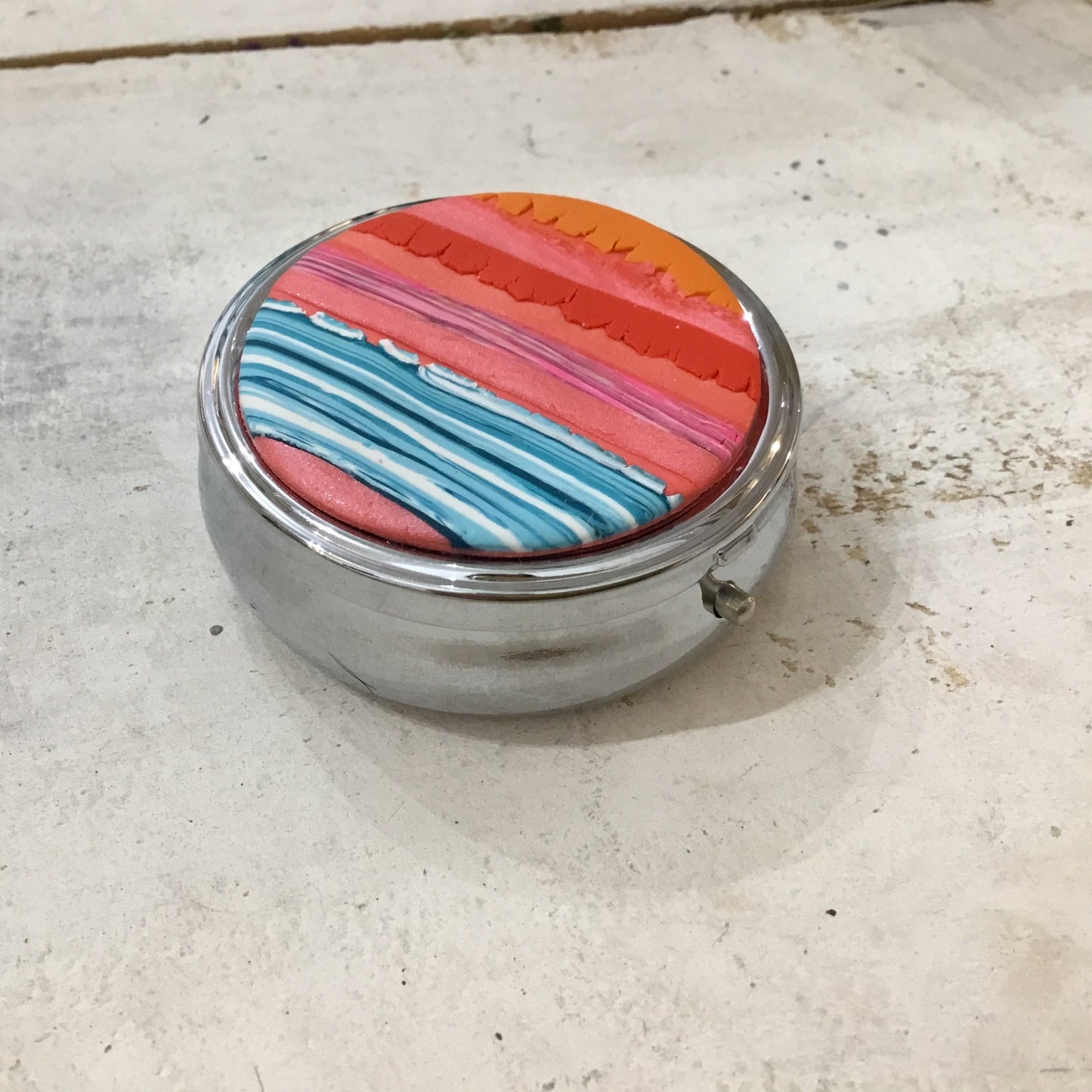 „Tropical Fizz“ verzierte 60-mm-Vitamin-Pillendose von Stephanie Fraselle - Kunstvolles Schmuckdesign