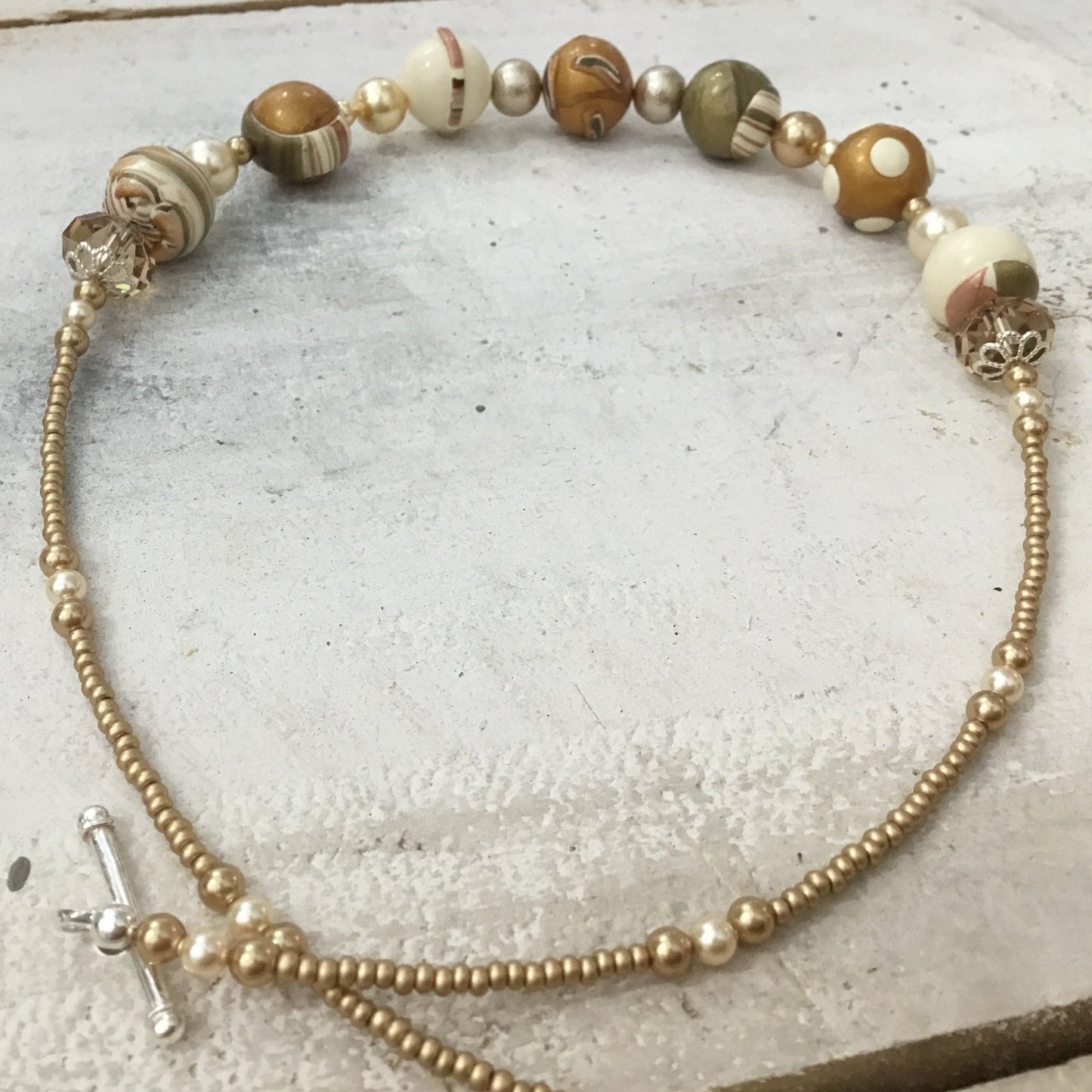 Collar Emperatriz con cuentas doradas de Stephanie Fraselle - Diseño de joyería artesanal