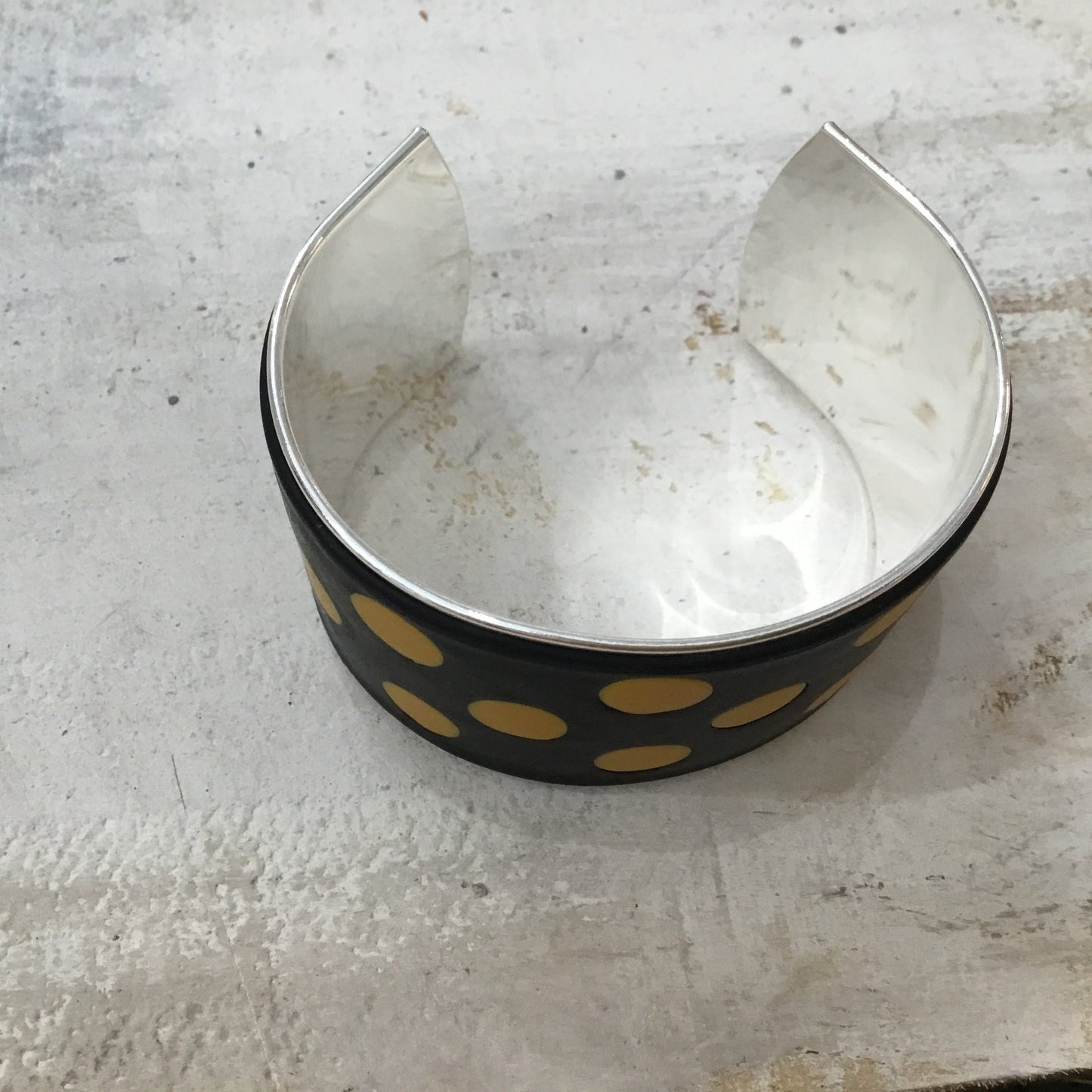 Brazalete tipo brazalete con lunares en negro y amarillo mostaza de Stephanie Fraselle - Diseño de joyería artesanal