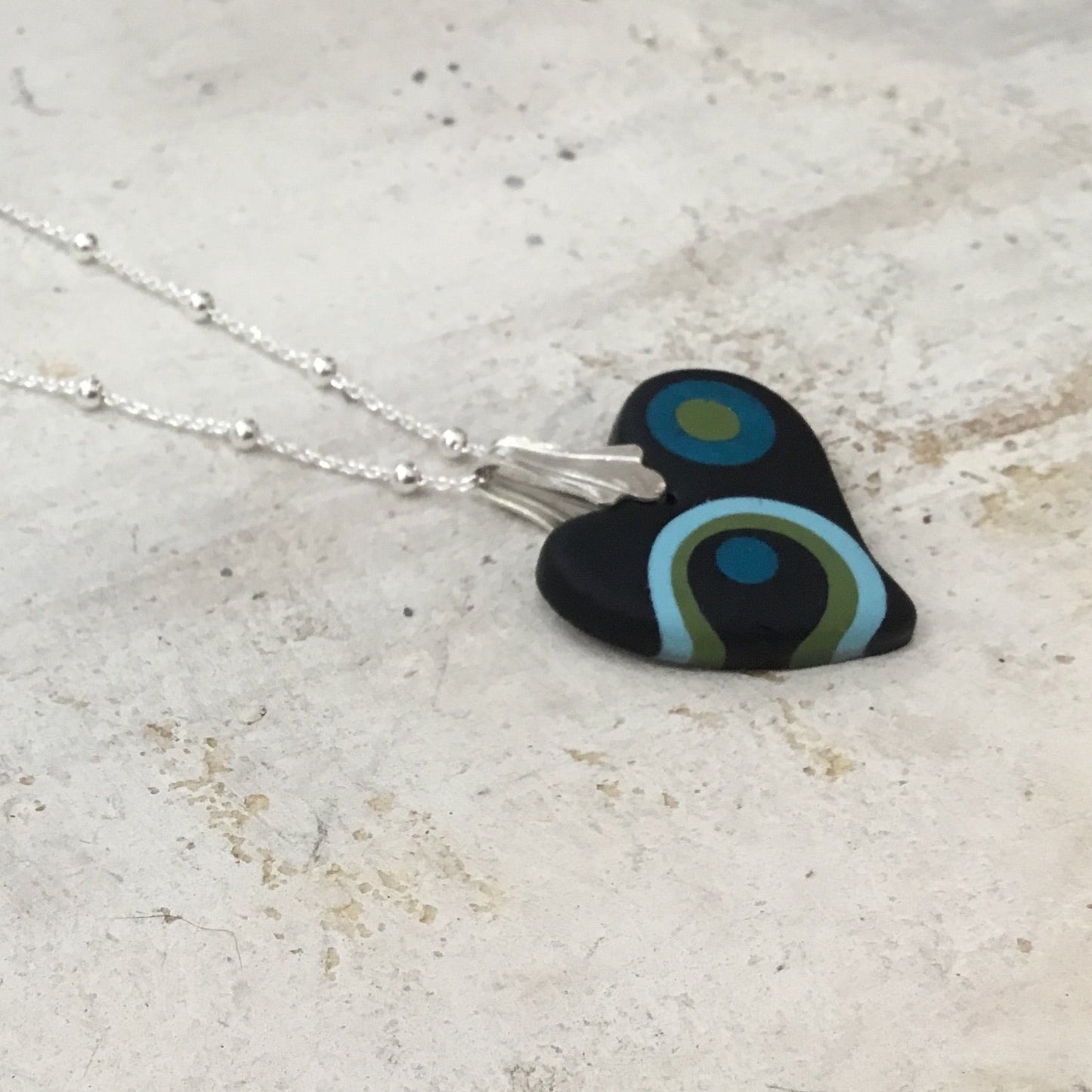 Carolina “Universe” – mini corazón hecho a mano por Stephanie Fraselle – Diseño de joyería artesanal