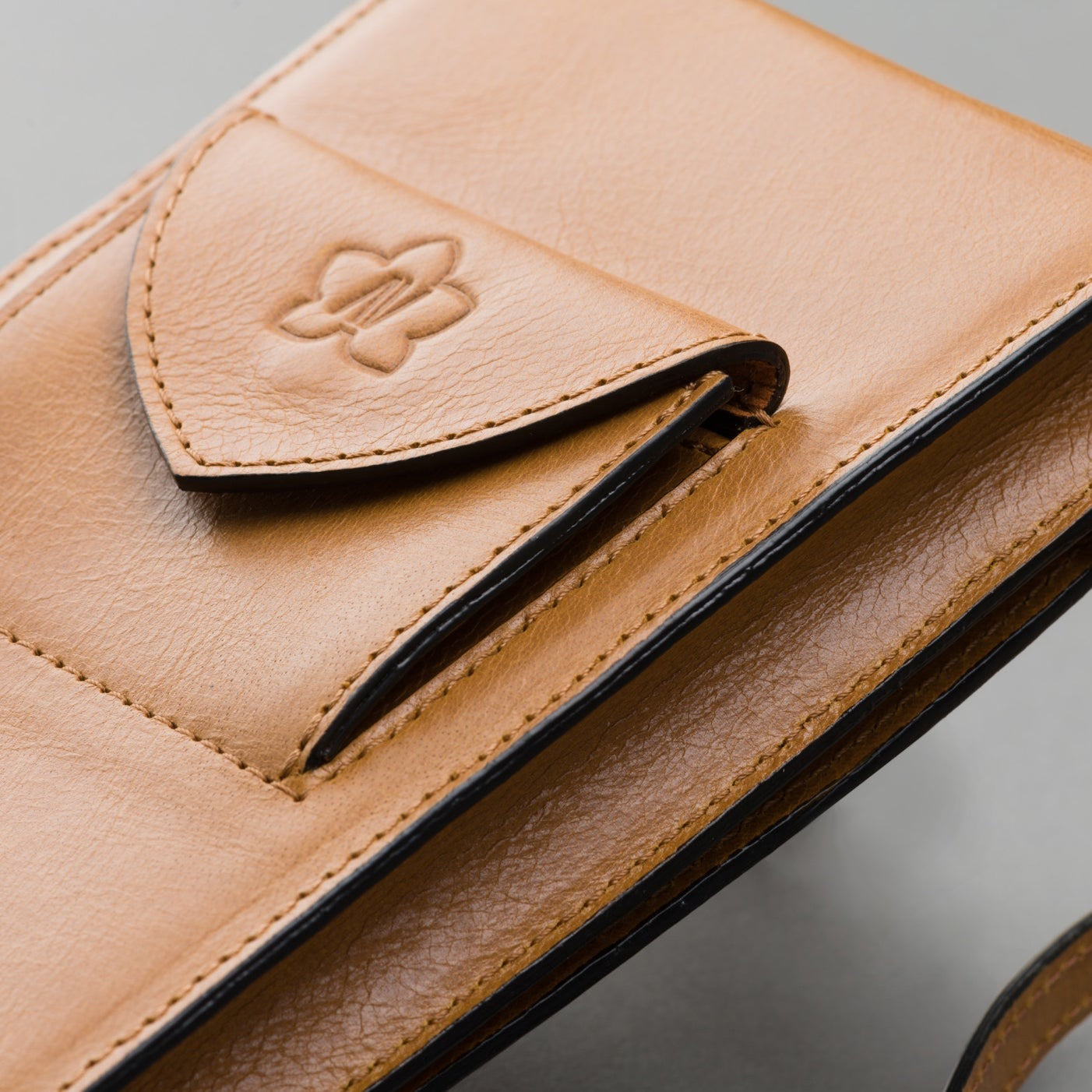 Mini Lluna Handytasche aus Leder - SENF GOLD