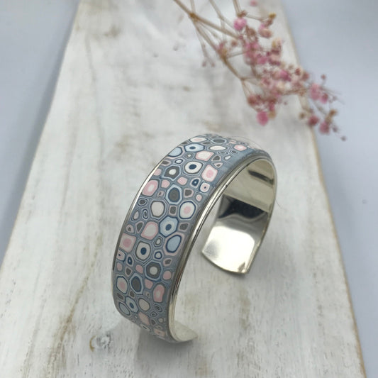 Brazalete tipo brazalete de 23 mm “Pastels Hues” de Stephanie Fraselle - Diseño de joyería artesanal