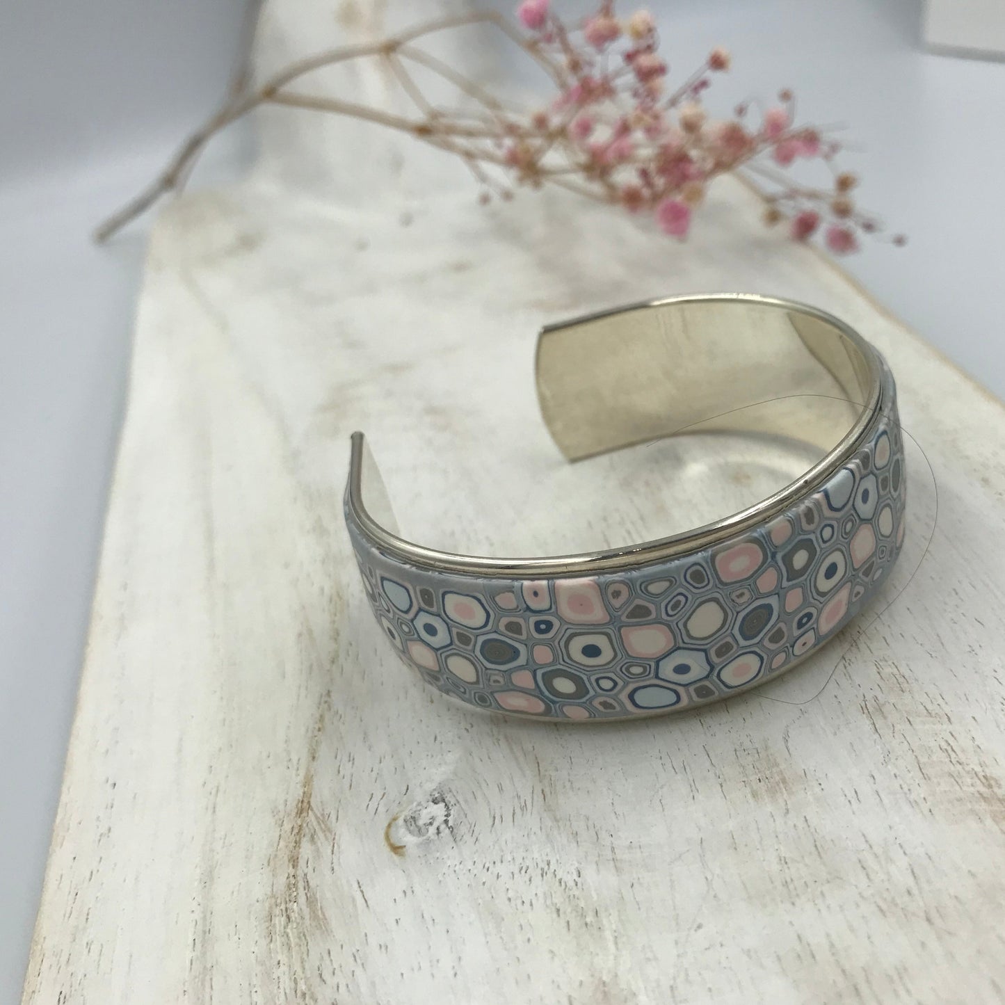 Brazalete tipo brazalete de 23 mm “Pastels Hues” de Stephanie Fraselle - Diseño de joyería artesanal