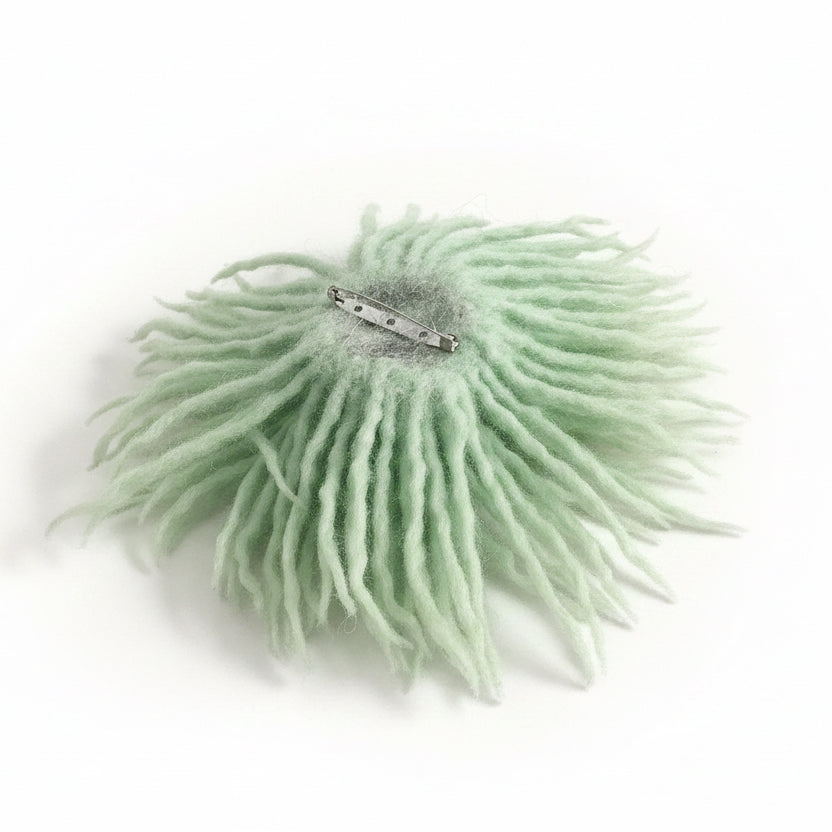 Von Hand für Sie gefertigt - Anemonenbrosche aus Merinowolle 