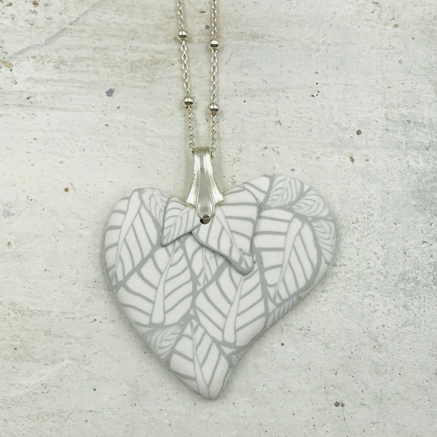 Colgante de corazón “White Botanics” - Collar de plata de ley 925 de Stephanie Fraselle - Diseño de joyería artesanal