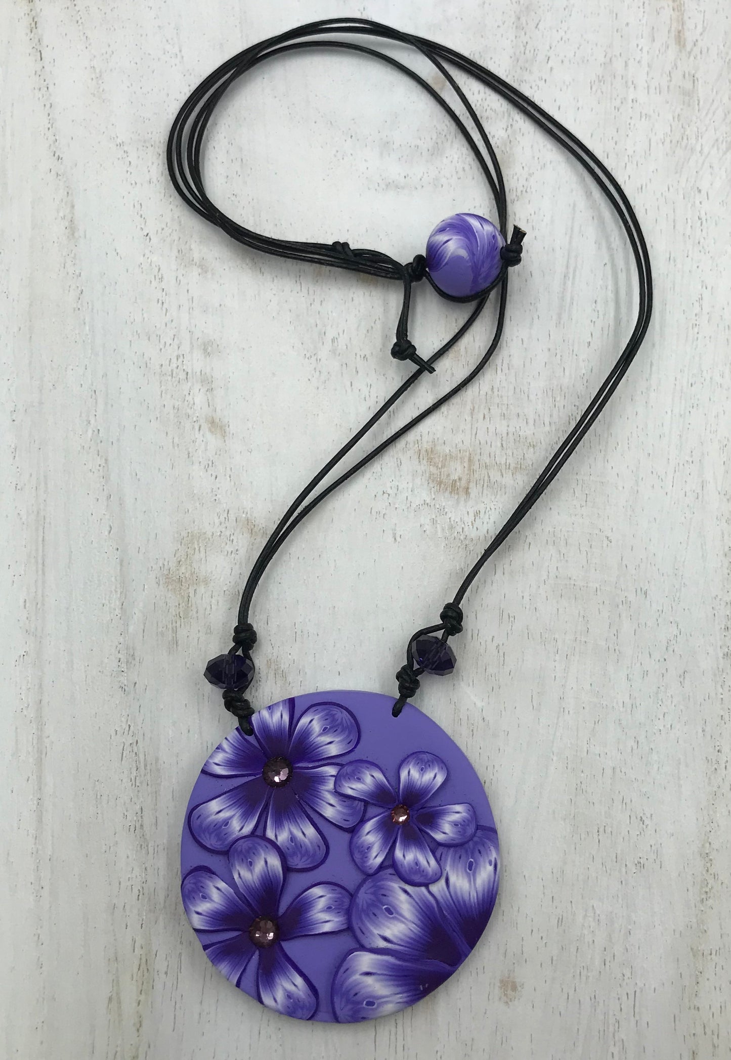 Colgante redondo “Nerea” de 5,7 cm - Cristales de Swarovski - Cordón de cuero de Stephanie Fraselle - Diseño de joyería artesanal