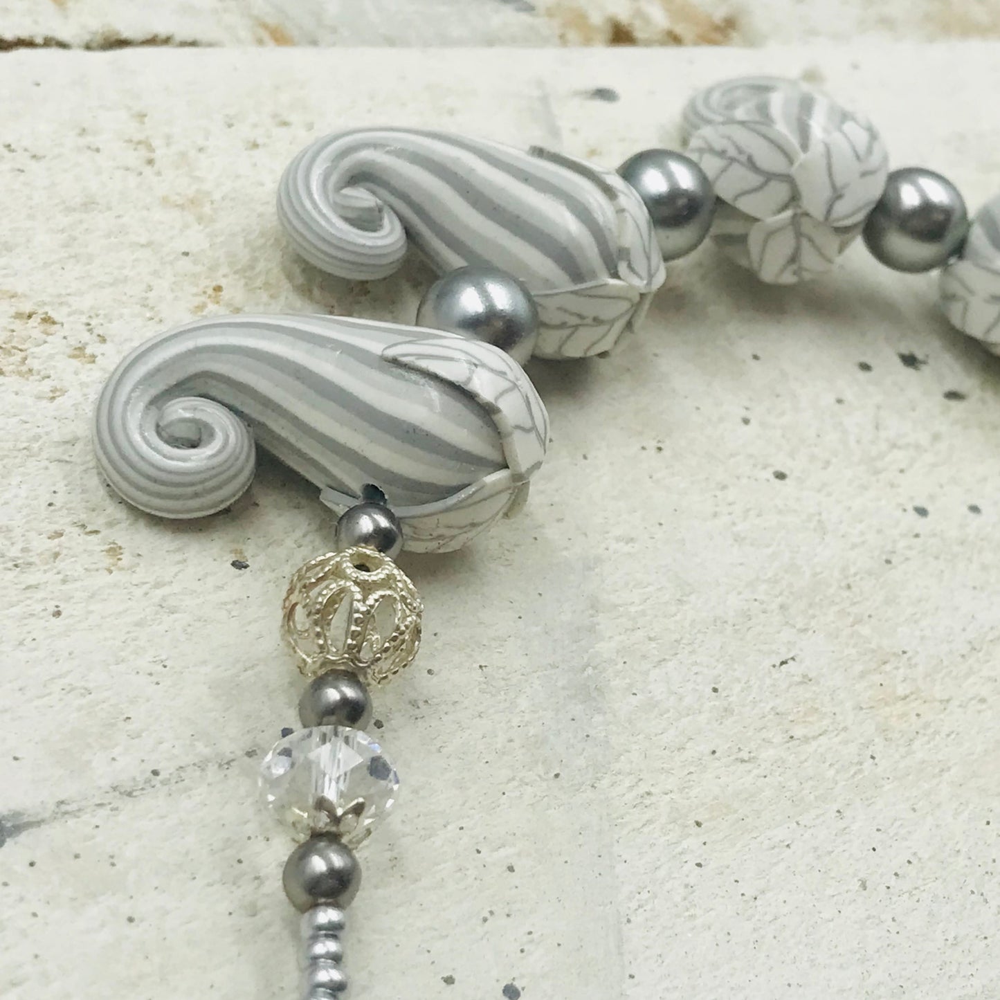 Collar de cuentas con rayas de berenjenas “White Botanics” de Stephanie Fraselle - Diseño de joyería artesanal