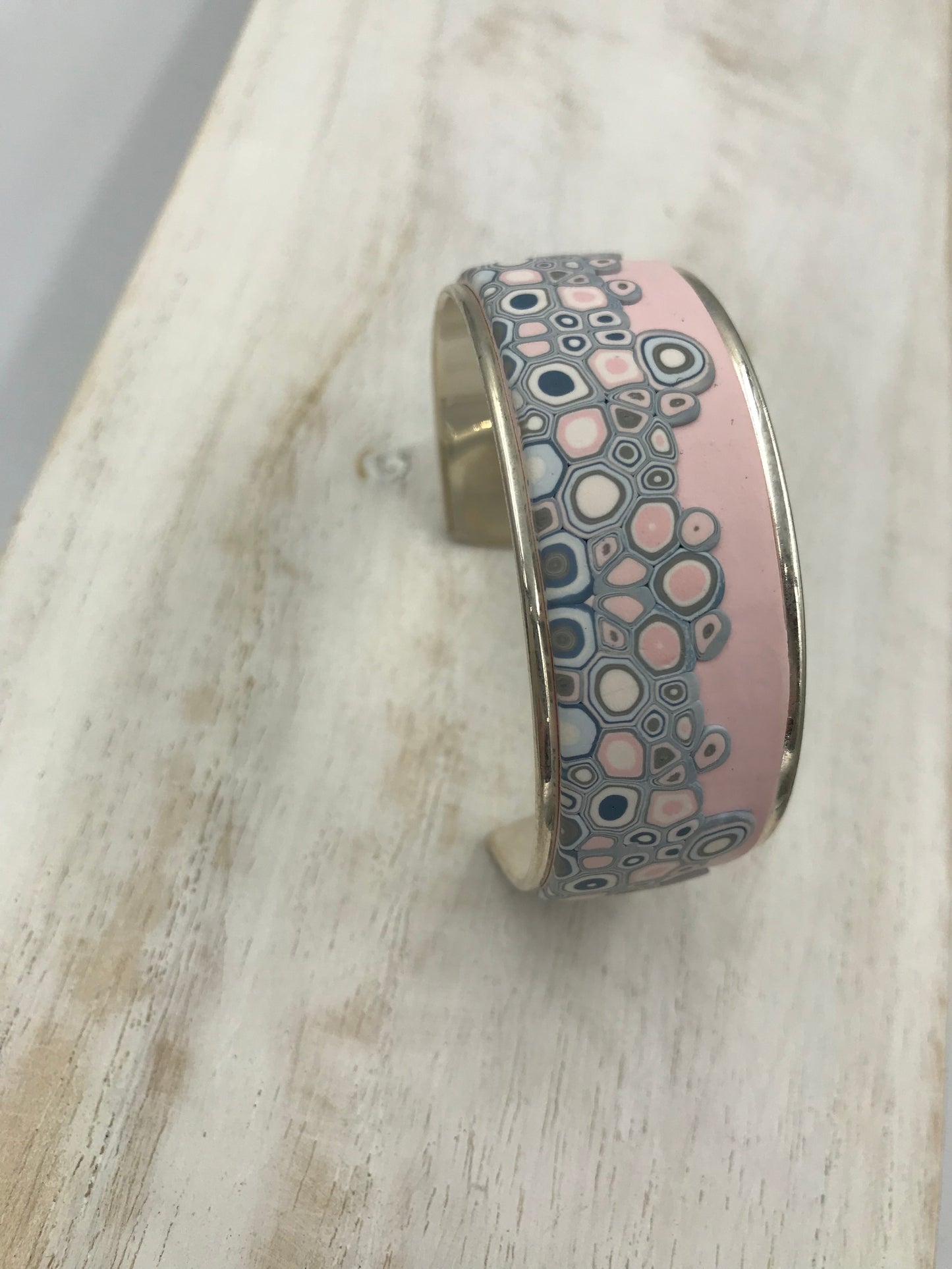 23 mm Armreif „Pastellfarben“ von Stephanie Fraselle – Kunstvolles Schmuckdesign