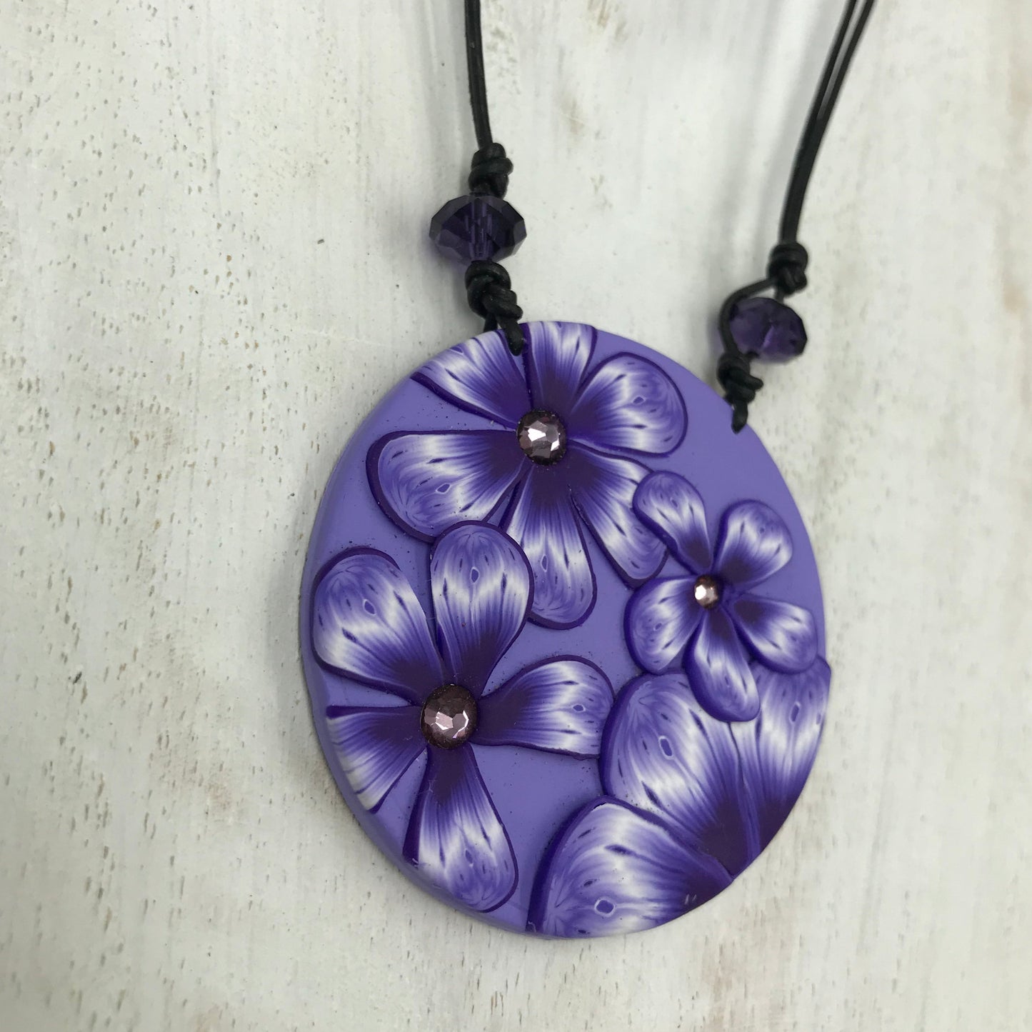 Colgante redondo “Nerea” de 5,7 cm - Cristales de Swarovski - Cordón de cuero de Stephanie Fraselle - Diseño de joyería artesanal
