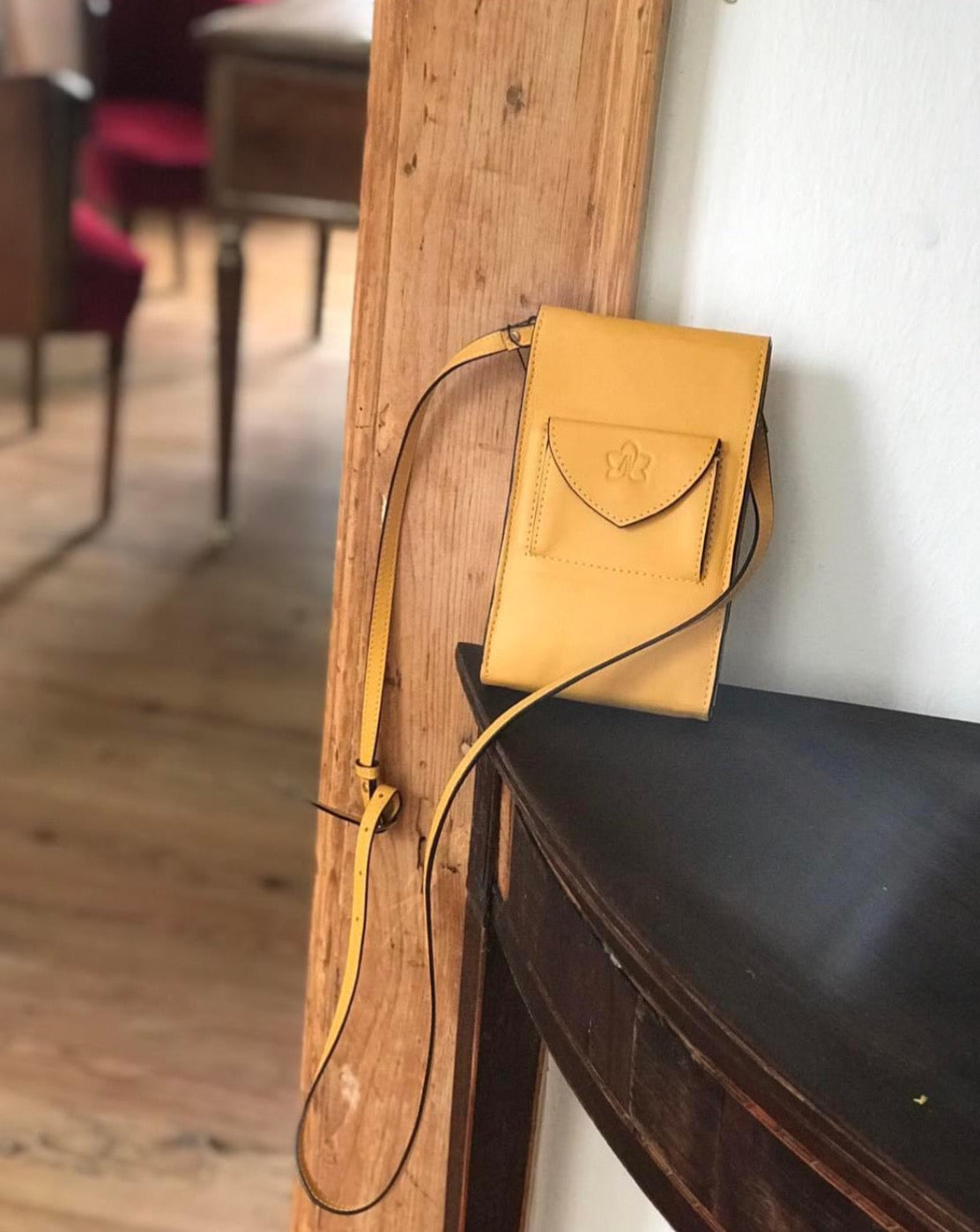 Mini Lluna Handytasche aus Leder - SENF GOLD