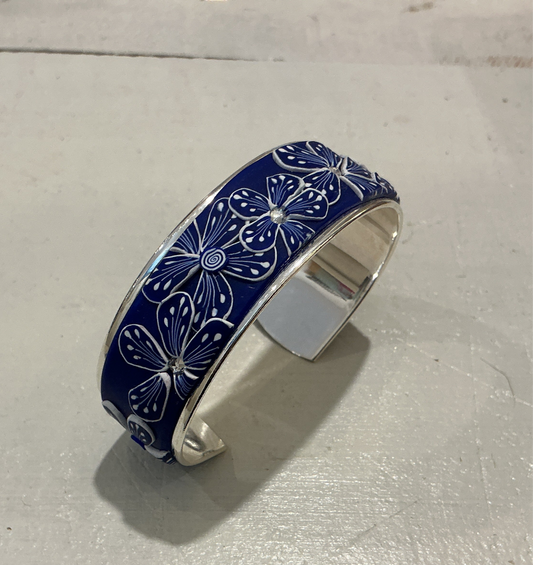 Blends – Grauer Minimalist trifft Weiß – Armreif von Stephanie Fraselle – Kunstvolles Schmuckdesign