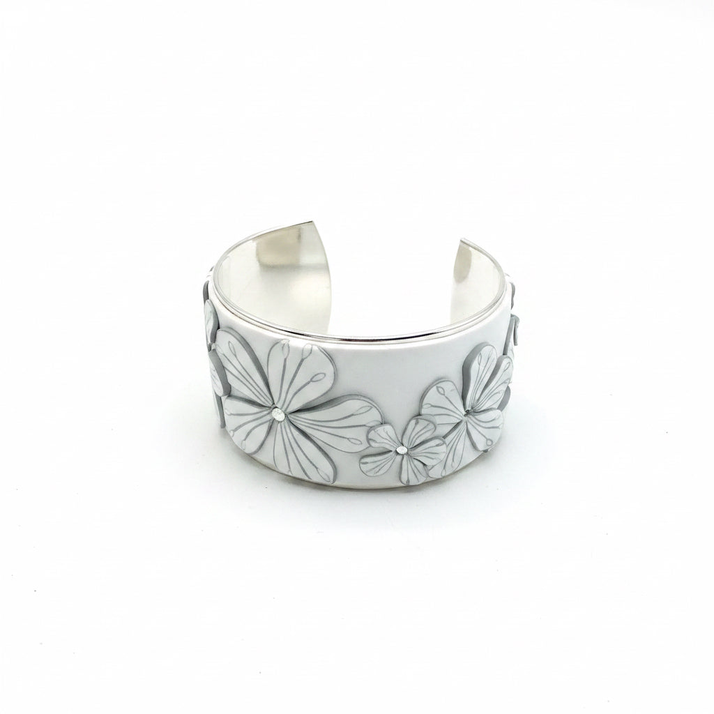 „White Botanics“ 37 mm Armreif von Stephanie Fraselle – Kunstvolles Schmuckdesign