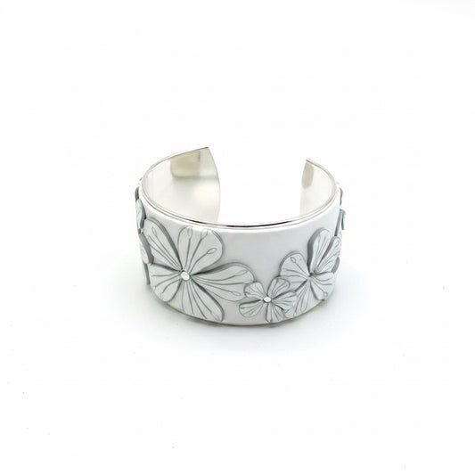 Brazalete tipo brazalete “White Botanics” de 37 mm de Stephanie Fraselle - Diseño de joyería artesanal