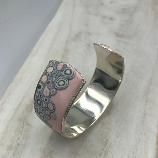 Brazalete tipo brazalete de 23 mm “Pastels Hues” de Stephanie Fraselle - Diseño de joyería artesanal