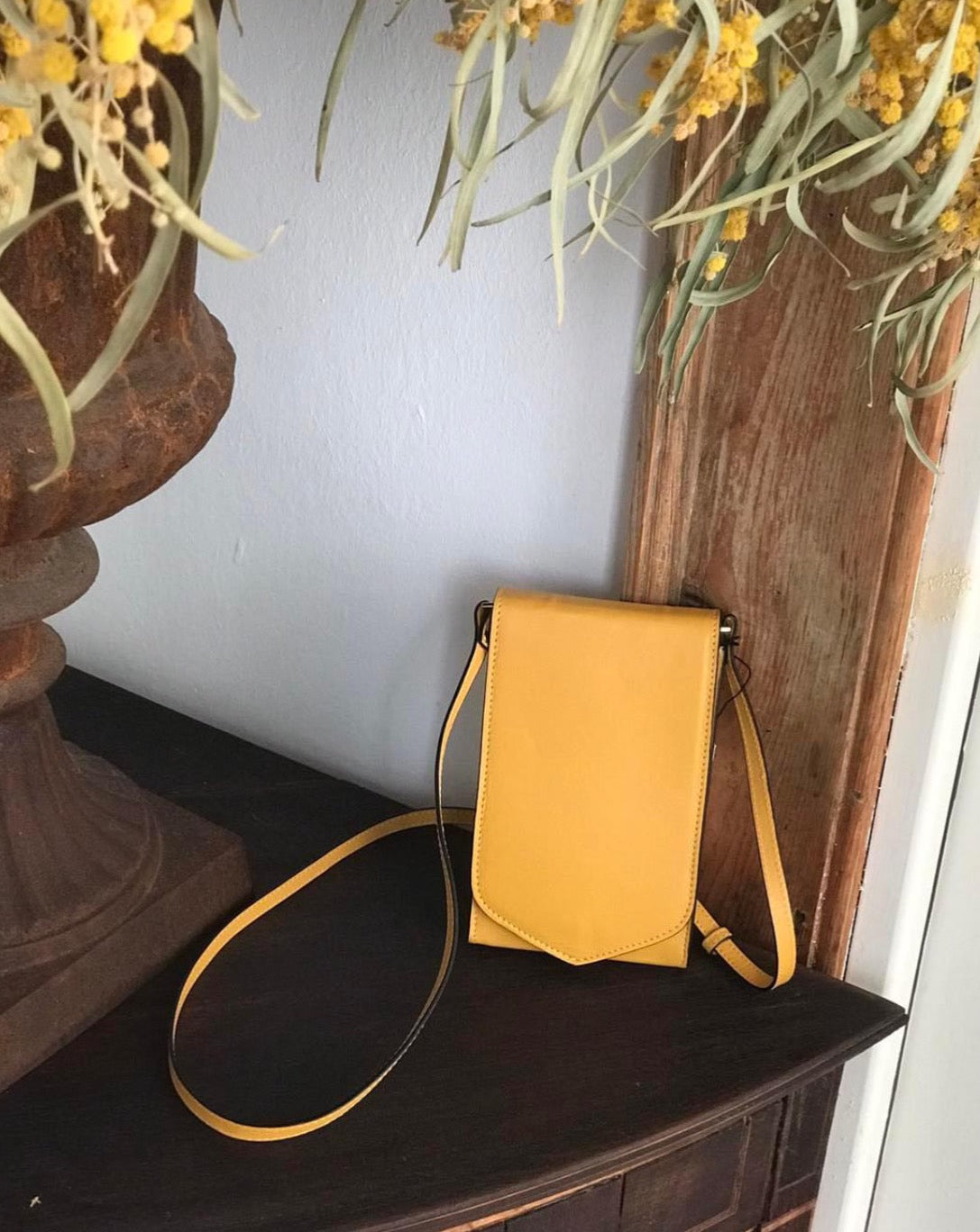 Mini Lluna Handytasche aus Leder - SENF GOLD