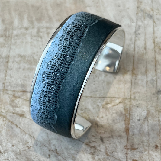Brazalete tipo brazalete “Blue denim” de Stephanie Fraselle - Diseño de joyería artesanal