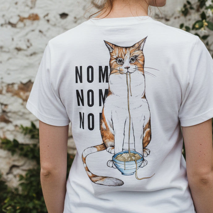 Unisex-T-Shirt aus Bio-Baumwolle - Nom Nom Nom Ramen Cat