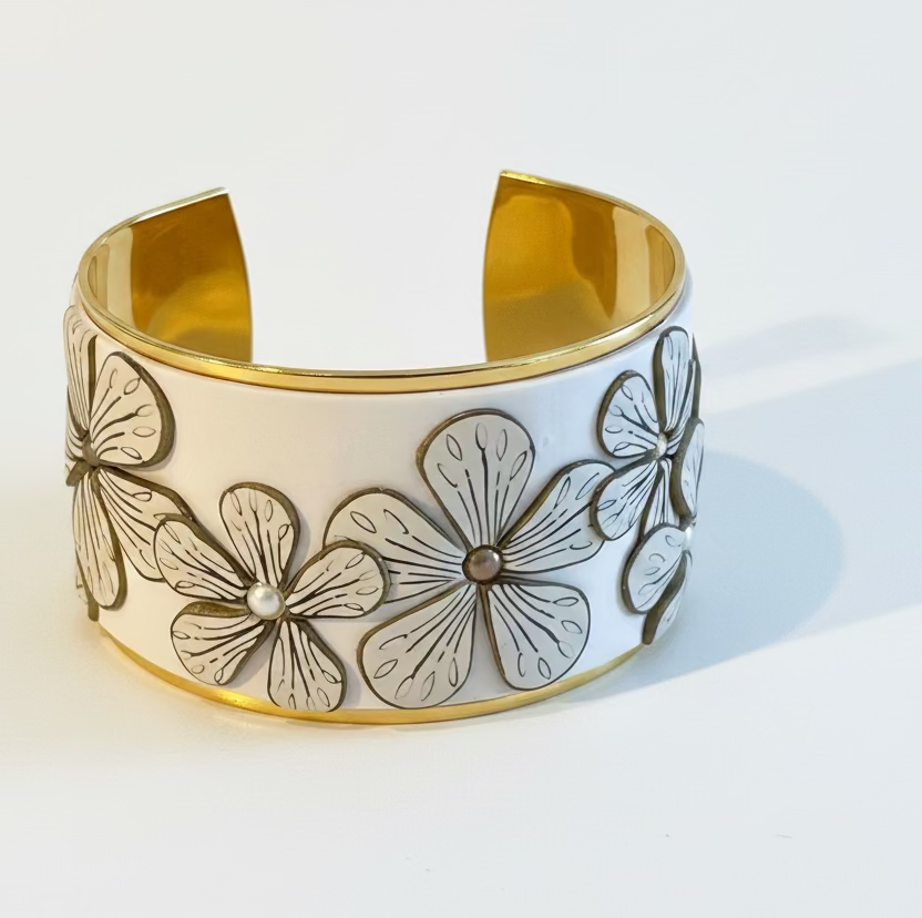 Pulsera con diseño minimalista en gris y blanco de Stephanie Fraselle - Diseño de joyería artesanal
