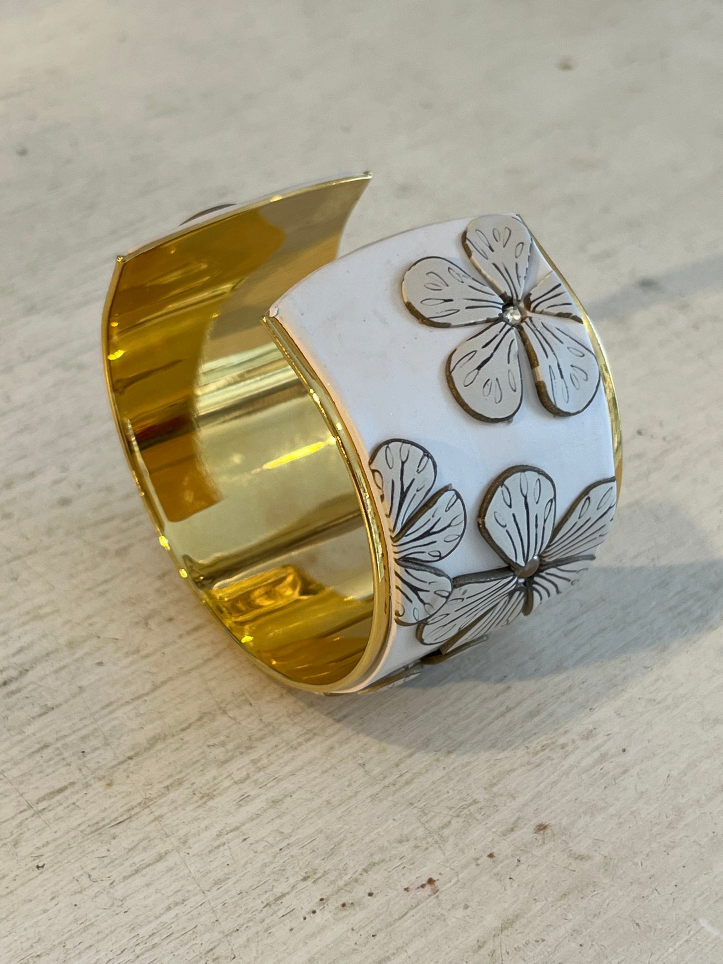 Pulsera con diseño minimalista en gris y blanco de Stephanie Fraselle - Diseño de joyería artesanal