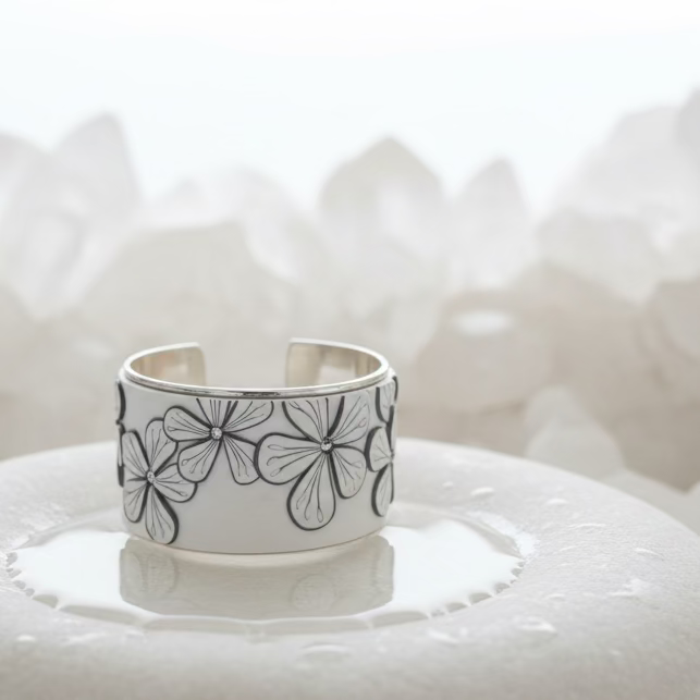„White Botanics“ 37 mm Armreif von Stephanie Fraselle – Kunstvolles Schmuckdesign
