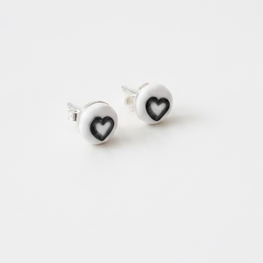 Monochrome | Stud Earrings 8mm | Hearts