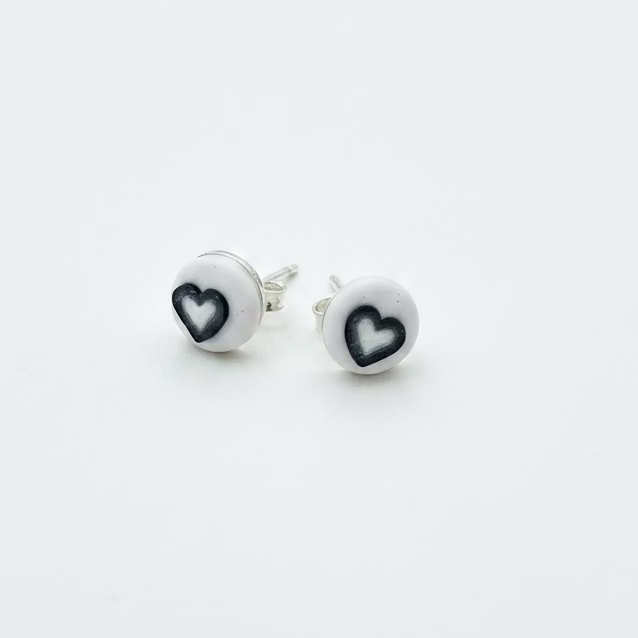 Monochrome | Stud Earrings 8mm | Hearts