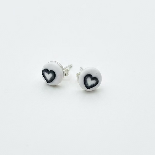 Monochrome | Stud Earrings 8mm | Hearts