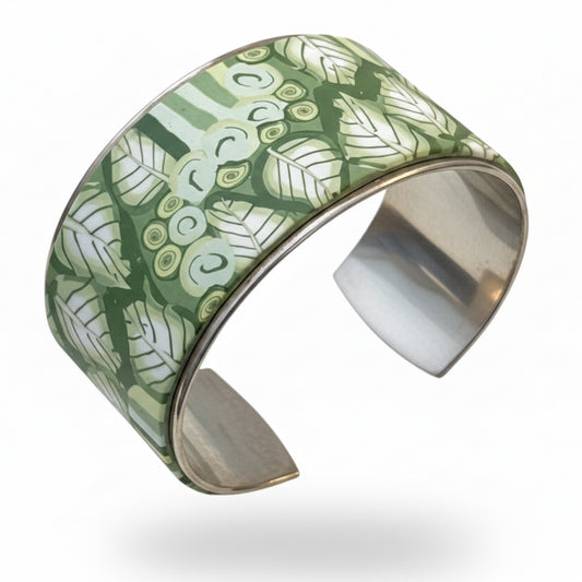 Brazalete tipo brazalete con diseño de lunares en verde salvia y verde oliva de Stephanie Fraselle - Diseño de joyería artesanal