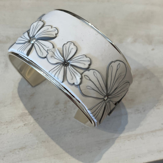 Brazalete tipo brazalete “White Botanics” de 37 mm de Stephanie Fraselle - Diseño de joyería artesanal